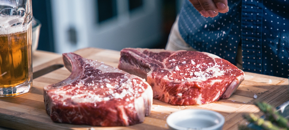 /images/news/steak_lifestyle_2_0720_webers_meat_the_beef-fe58737e52.lg.jpg