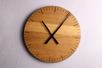 /images/sale/wanduhr-rund-eiche-voll-klein-35-cm-ziffernblatt-graviert-uhr-aus-holz-e69c437b01.lg-87c154e57b.md.webp